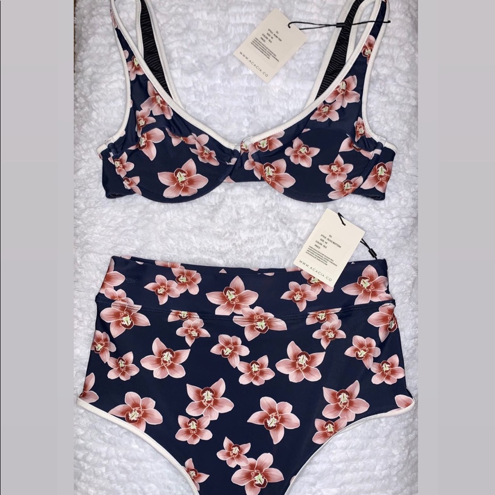 Medium set in Medium BNWT will to negotiate